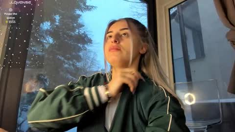 ella_vee online show from February 2, 5:37 am