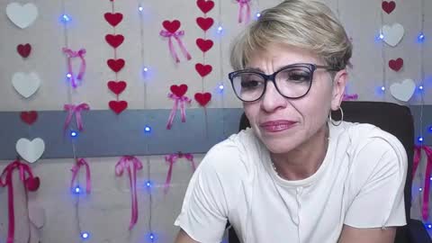 Snapshot of ellabonito chatting on March 7, 4:44 pm EllaBonito online show from March 7, 4:44 pm