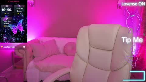 Snapshot of ellagoldenn chatting on October 8, 9:43 pm Ella online show from October 8, 9:43 pm