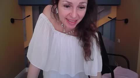 EllaLongs online show from January 16, 3:10 pm