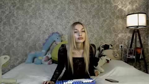 Snapshot of ellamilla chatting on October 22, 11:45 am ellamilla online show from October 22, 11:45 am