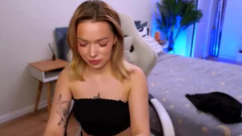 Ella online show from December 18, 5:25 am