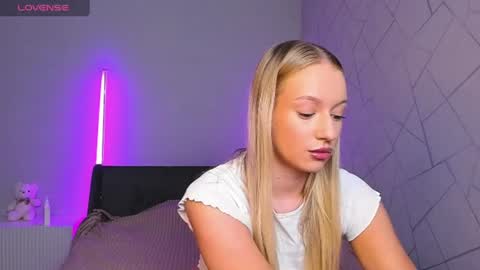 elldiana online show from June 19, 2:50 am