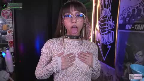 Snapshot of elle_uwu chatting on September 30, 9:47 pm follow me on instagram . online show from September 30, 9:47 pm