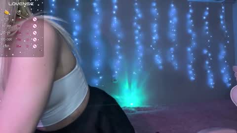 ellie online show from November 25, 7:01 pm