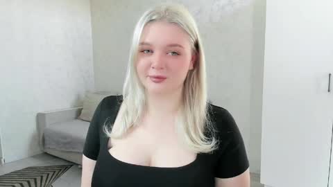 ellilovv online show from April 2, 4:42 am