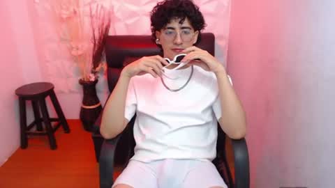 elliot_03 online show from June 10, 5:45 pm
