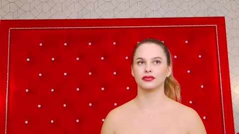 Elsa Jean online show from October 28, 5:08 am