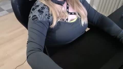 Elly online show from October 13, 5:15 pm