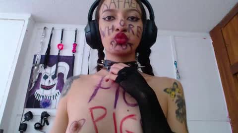 Snapshot of eloise_brown_ chatting on January 25, 9:57 pm Chelsea Please help me to reach 100 thumbs up online show from January 25, 9:57 pm