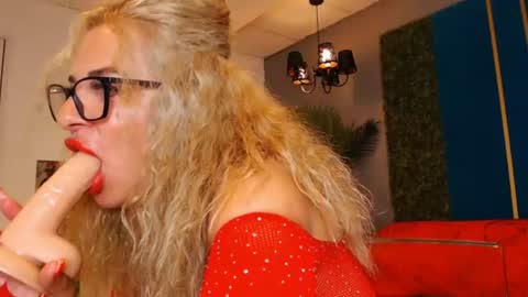 elvirazoi online show from June 12, 6:45 am