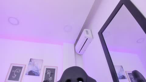 Snapshot of emelie_89 chatting on February 26, 2:59 pm emelie_89 online show from February 26, 2:59 pm