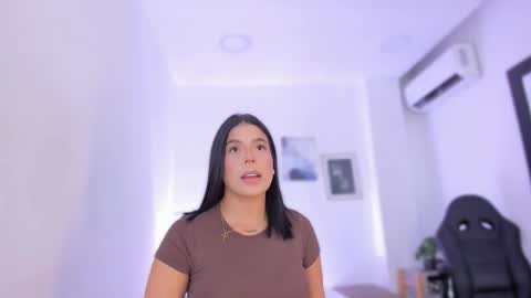 Snapshot of emelie_89 chatting on October 17, 11:25 am emelie_89 online show from October 17, 11:25 am