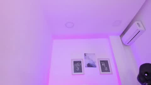Snapshot of emelie_89 chatting on February 17, 6:17 pm emelie_89 online show from February 17, 6:17 pm