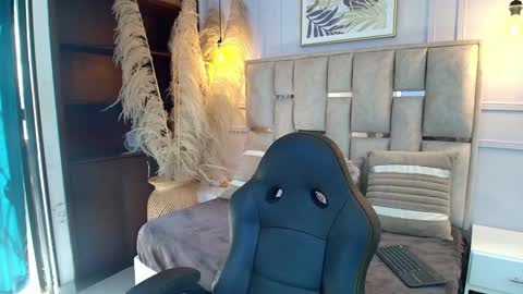 Snapshot of emelie_ch_ chatting on January 19, 2:49 pm Emily  online show from January 19, 2:49 pm