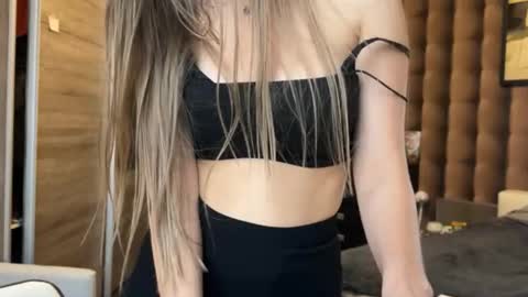 emi__ly online show from November 27, 8:33 am