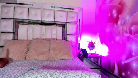 Emili clark  online show from October 14, 5:10 am