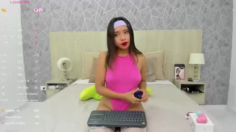 Snapshot of emili_lenus chatting on February 9, 5:33 pm Emili Lenus online show from February 9, 5:33 pm