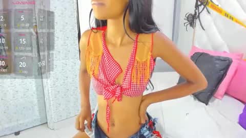 Snapshot of emilibonnie chatting on October 23, 2:24 am emilibonnie online show from October 23, 2:24 am