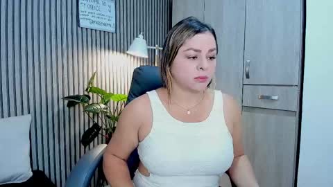 emilirosses online show from October 10, 12:11 pm