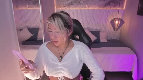 emilly_mell online show from February 20, 11:45 am