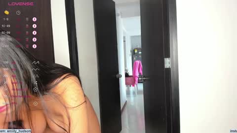 Snapshot of emily_huddson_ chatting on December 5, 6:17 pm independet model online show from December 5, 6:17 pm