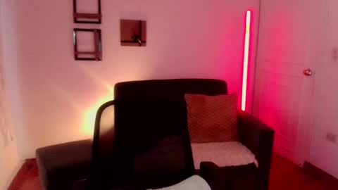 Snapshot of emily_swan_04 chatting on February 27, 4:21 pm Emily  Swan online show from February 27, 4:21 pm