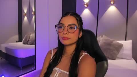 emily_tolson online show from June 16, 7:29 pm
