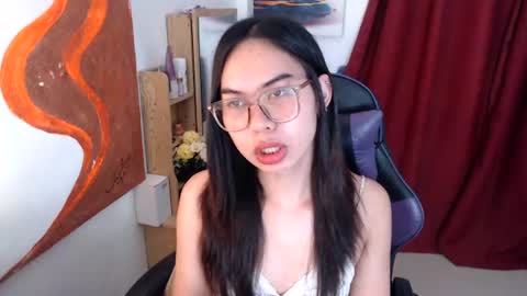 emily_xo143 online show from June 15, 9:45 am