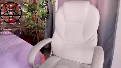 Snapshot of emilydarkwood chatting on October 18, 3:49 pm  Emily  online show from October 18, 3:49 pm