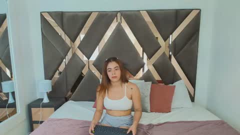 emilygracce online show from June 13, 1:21 pm