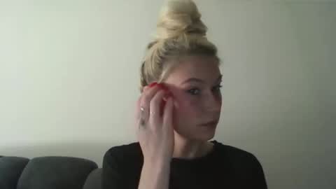 Snapshot of emilywarren296 chatting on October 23, 3:57 pm emilywarren296 online show from October 23, 3:57 pm