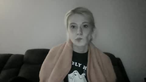 Snapshot of emilywarren296 chatting on October 22, 11:23 am emilywarren296 online show from October 22, 11:23 am