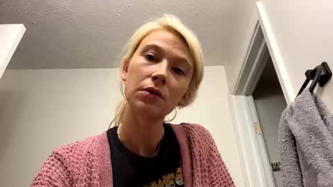 Snapshot of emilywarren296 chatting on September 24, 2:57 pm emilywarren296 online show from September 24, 2:57 pm