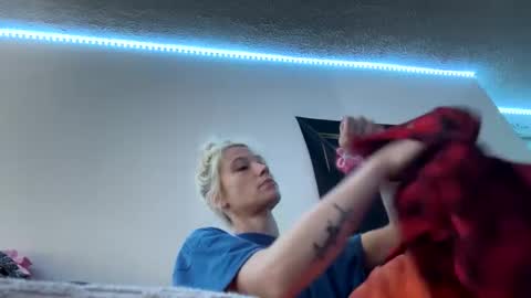 Snapshot of emilywarren296 chatting on September 13, 4:09 pm emilywarren296 online show from September 13, 4:09 pm