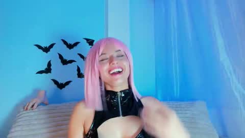 Snapshot of emilywithe_ chatting on October 19, 12:26 am online show from October 19, 12:26 am