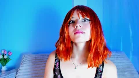 Snapshot of emilywithe_ chatting on October 10, 11:20 pm online show from October 10, 11:20 pm