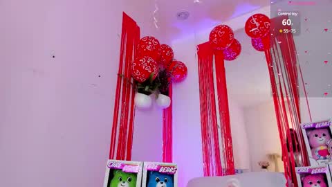 Snapshot of emilyy_bank chatting on February 24, 8:03 pm Emily Bank online show from February 24, 8:03 pm