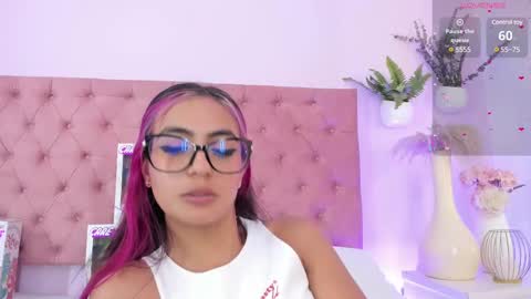 Snapshot of emilyy_bank chatting on February 27, 12:36 am Emily Bank online show from February 27, 12:36 am
