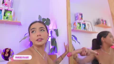Snapshot of emilyy_bank chatting on September 26, 8:17 pm Emily Bank online show from September 26, 8:17 pm