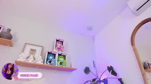 Snapshot of emilyy_bank chatting on September 27, 8:28 pm Emily Bank online show from September 27, 8:28 pm