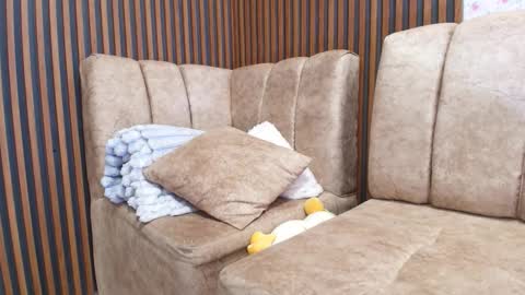 emma_and_aysha online show from March 19, 5:35 am