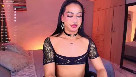 Snapshot of emma_demonn chatting on October 22, 10:18 am Mistress Emma Demon online show from October 22, 10:18 am