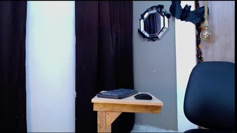 Snapshot of emma_willians_ chatting on October 22, 11:28 pm EMMA online show from October 22, 11:28 pm