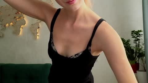 Snapshot of emmi_rosee chatting on September 11, 1:23 pm Miss Emmi online show from September 11, 1:23 pm