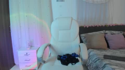 juliana  online show from December 14, 1:01 am