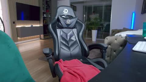 Erik online show from February 8, 10:02 pm