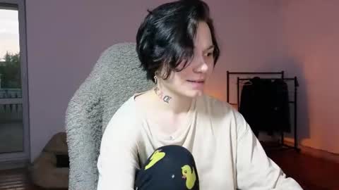 esajukyy online show from July 6, 3:25 pm