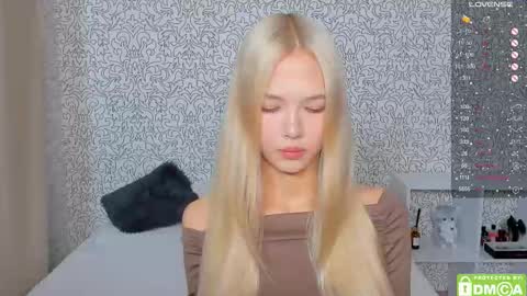 Snapshot of eshcka chatting on October 15, 4:38 am Megan and Brad online show from October 15, 4:38 am