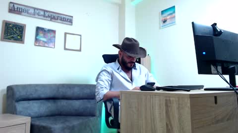 Esteban Fernandez online show from April 17, 2:41 pm